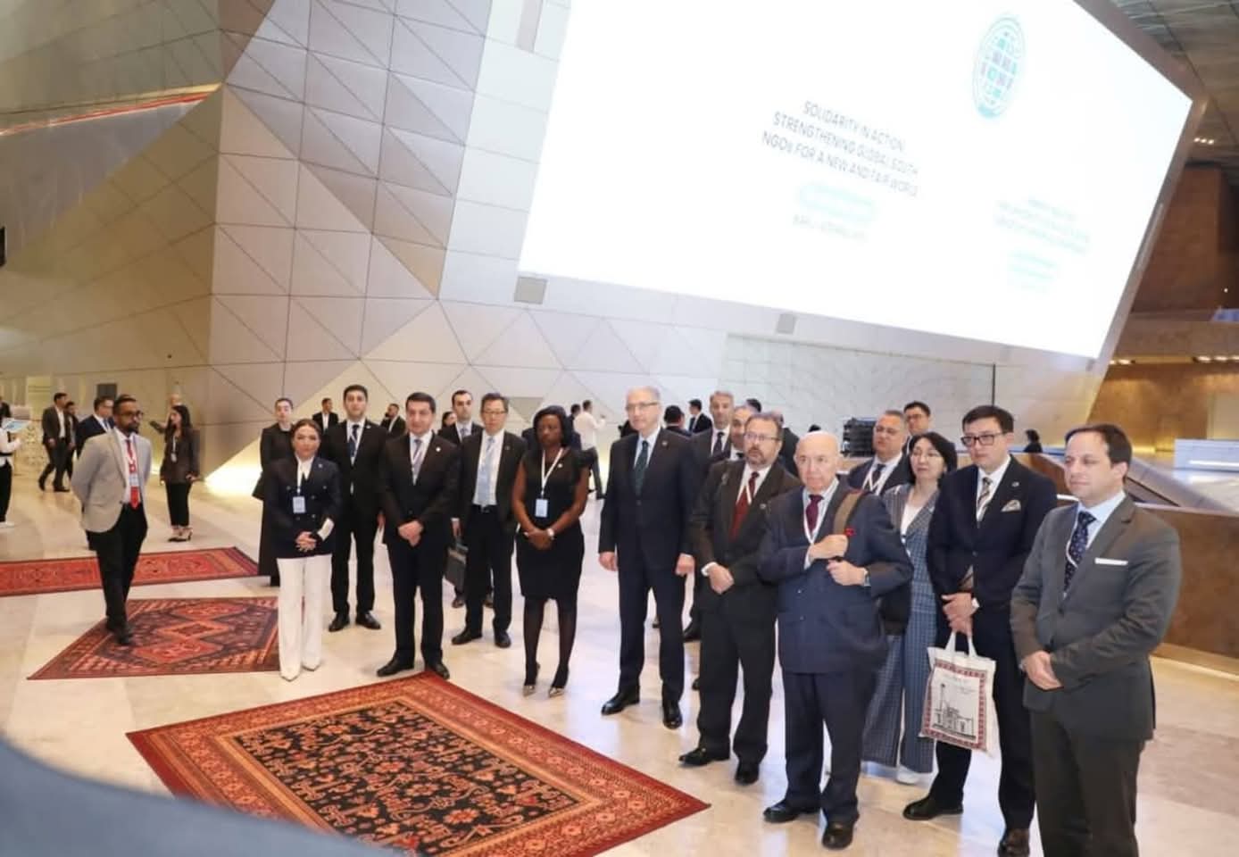 Bakı Konqres Mərkəzinin dəhlizlərində Azərbaycanın sənətkarlıq işlərindən ibarət sərgi açılıb.